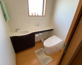 南砺市高瀬、中古一戸建てのトイレ画像です