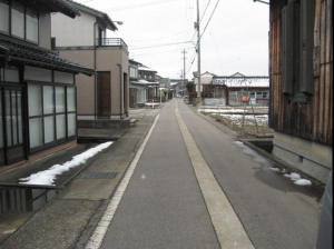 南砺市是安、中古一戸建ての前面道路を含む現地写真画像です