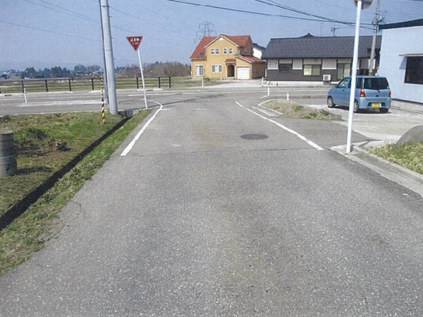 南砺市北野、土地の前面道路を含む現地写真画像です