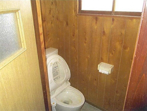 南砺市竹林、中古一戸建てのトイレ画像です