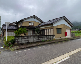 南砺市山見、中古一戸建ての外観画像です