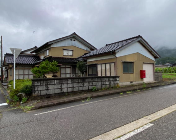 南砺市山見、中古一戸建ての外観画像です