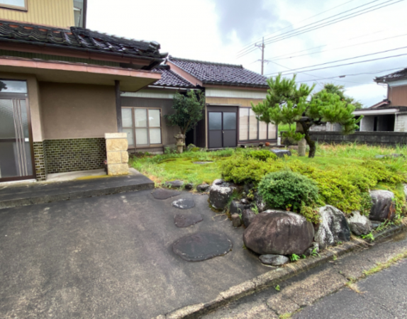 南砺市山見、中古一戸建ての外観画像です