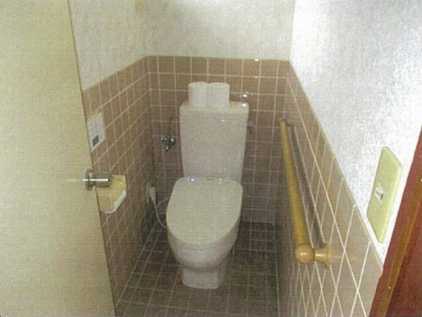 南砺市是安、中古一戸建てのトイレ画像です
