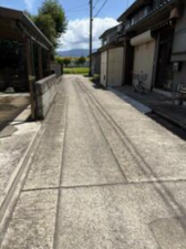 南砺市、中古一戸建ての前面道路を含む現地写真画像です