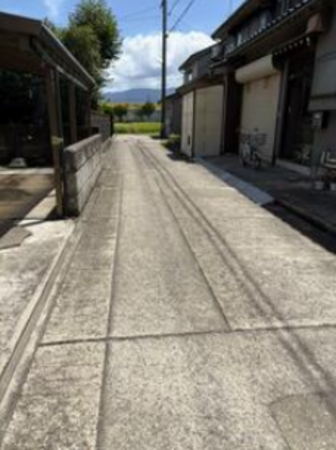 南砺市、中古一戸建ての前面道路を含む現地写真画像です