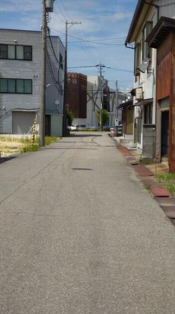 砺波市新富町、土地の前面道路を含む現地写真画像です