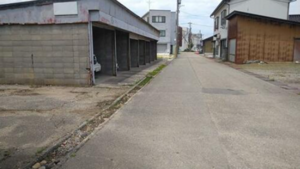 砺波市新富町、土地の前面道路を含む現地写真画像です
