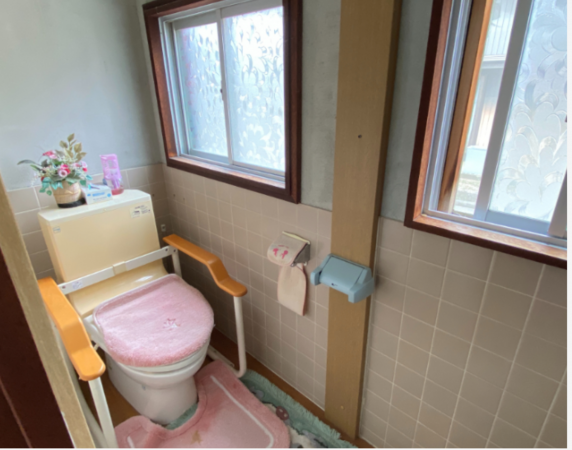南砺市北川、中古一戸建てのトイレ画像です