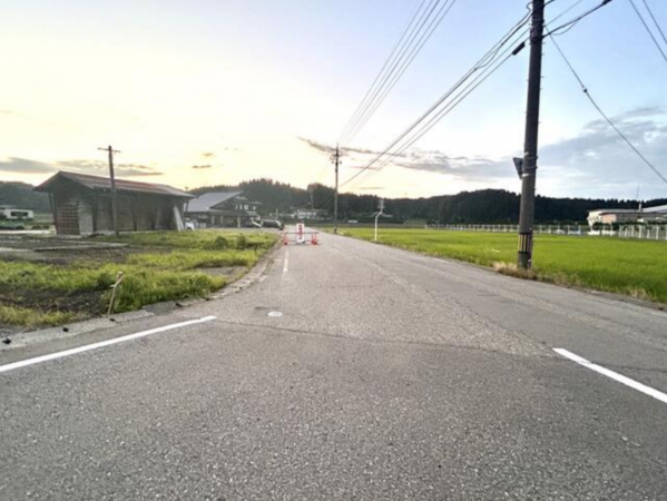 小矢部市五郎丸、土地の前面道路を含む現地写真画像です