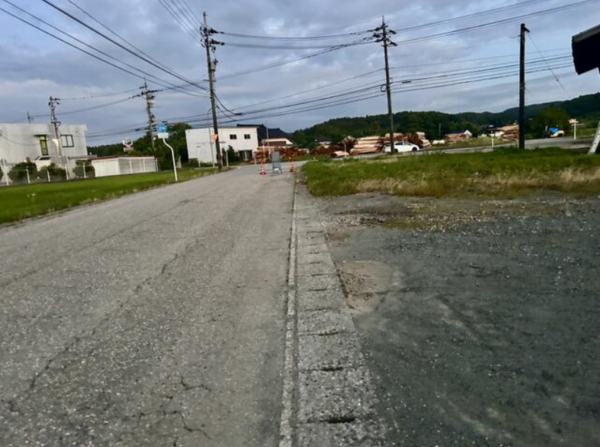 小矢部市五郎丸、土地の前面道路を含む現地写真画像です