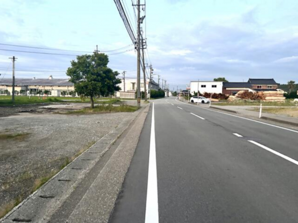 小矢部市五郎丸、土地の前面道路を含む現地写真画像です