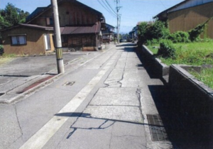 南砺市城端、土地の前面道路を含む現地写真画像です