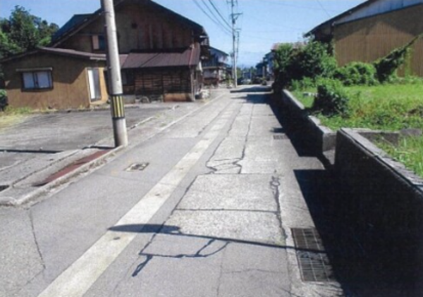 南砺市城端、土地の前面道路を含む現地写真画像です