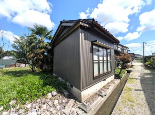 砺波市野村島、中古一戸建ての外観画像です