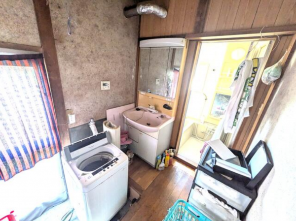 砺波市野村島、中古一戸建ての洗面画像です