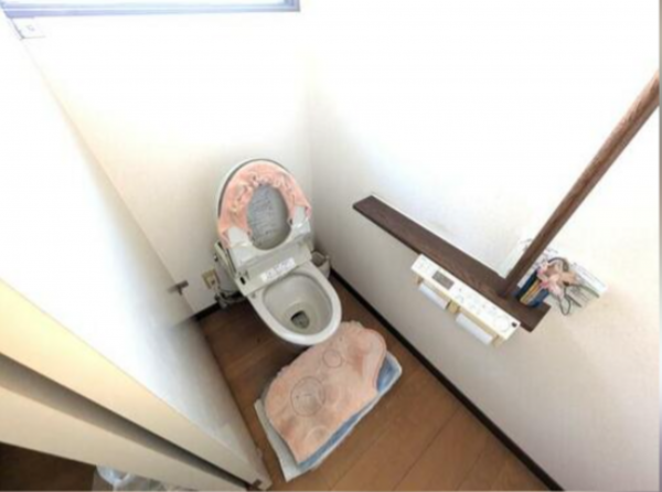 砺波市野村島、中古一戸建てのトイレ画像です