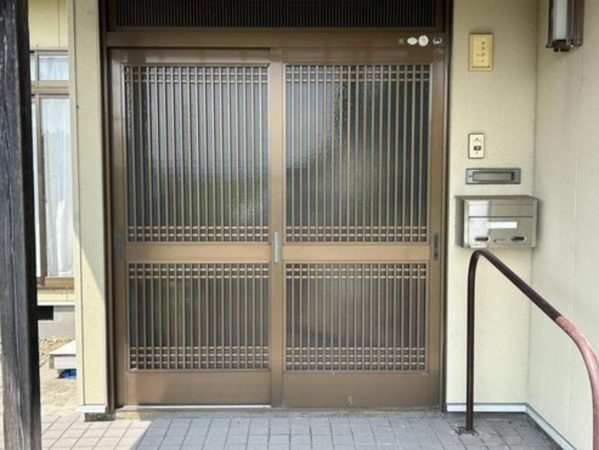 砺波市鷹栖、中古一戸建ての玄関画像です