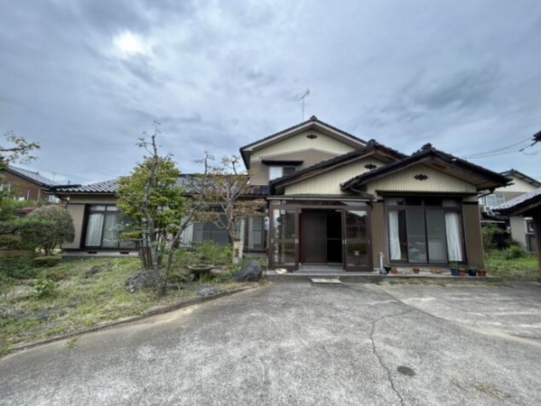 砺波市石丸、中古一戸建ての外観画像です