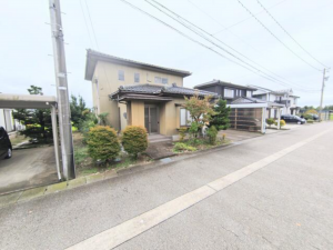 砺波市秋元、中古一戸建ての外観画像です