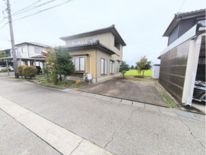砺波市秋元、中古一戸建ての外観画像です