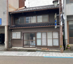 南砺市本町、中古一戸建ての外観画像です