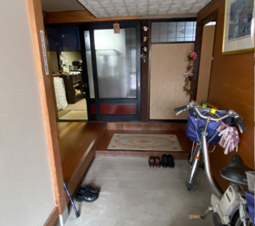南砺市本町、中古一戸建ての玄関画像です