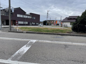 砺波市高波、土地の前面道路を含む現地写真画像です