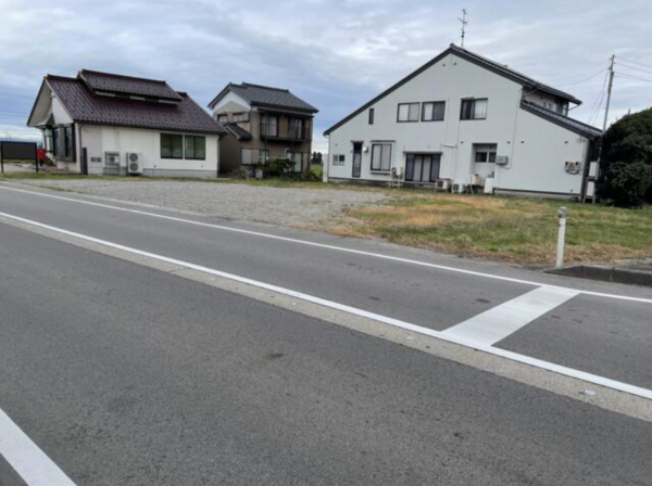 砺波市高波、土地の前面道路を含む現地写真画像です