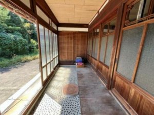 小矢部市松尾、中古一戸建ての玄関画像です