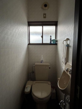 南砺市法林寺、中古一戸建てのトイレ画像です