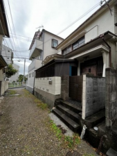 神戸市垂水区王居殿、中古一戸建ての前面道路を含む現地写真画像です