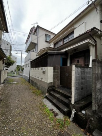 神戸市垂水区王居殿、中古一戸建ての前面道路を含む現地写真画像です