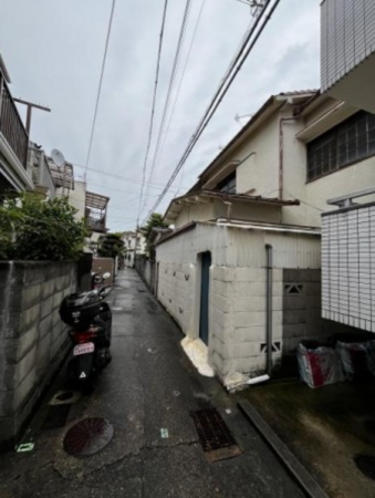 神戸市垂水区王居殿、中古一戸建ての前面道路を含む現地写真画像です