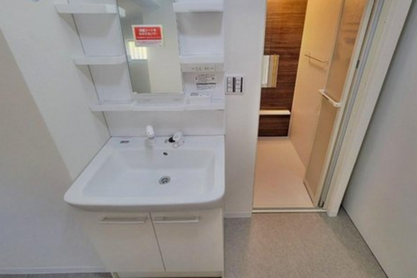 神戸市垂水区歌敷山、中古一戸建ての洗面画像です
