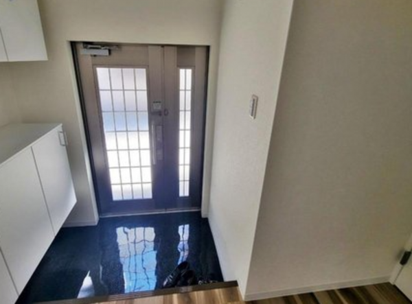 神戸市垂水区歌敷山、中古一戸建ての玄関画像です