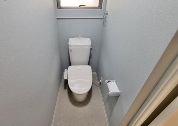 神戸市垂水区歌敷山、中古一戸建てのトイレ画像です