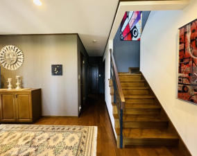 神戸市垂水区塩屋町、中古一戸建ての玄関画像です