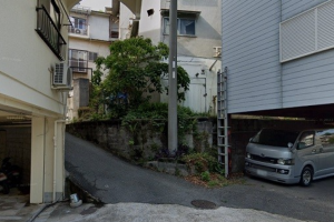 神戸市垂水区西舞子、中古一戸建ての前面道路を含む現地写真画像です