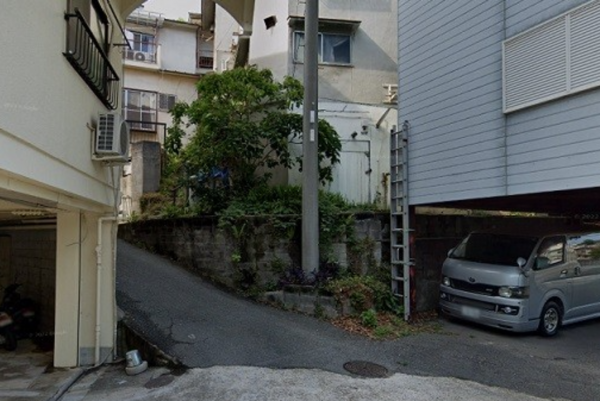 神戸市垂水区西舞子、中古一戸建ての前面道路を含む現地写真画像です