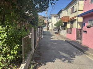 神戸市垂水区仲田、中古一戸建ての前面道路を含む現地写真画像です