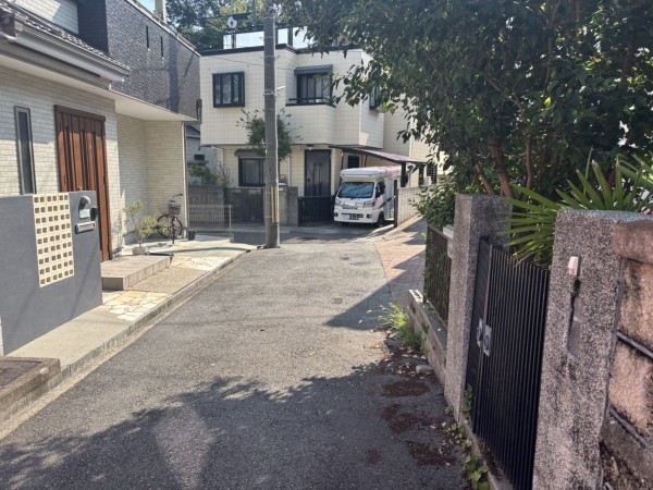 神戸市垂水区仲田、中古一戸建ての前面道路を含む現地写真画像です