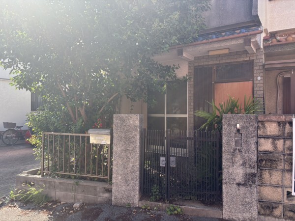 神戸市垂水区仲田、中古一戸建ての玄関画像です