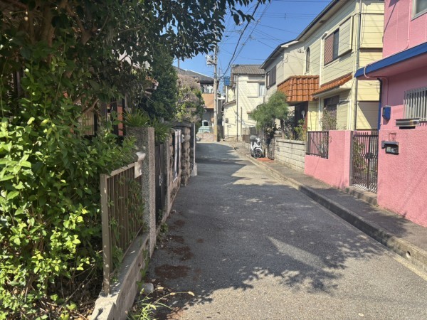 神戸市垂水区仲田、中古一戸建ての前面道路を含む現地写真画像です