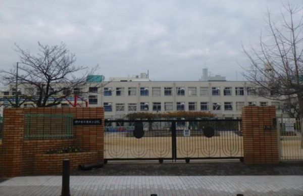 神戸市垂水区仲田、中古一戸建ての小学校画像です
