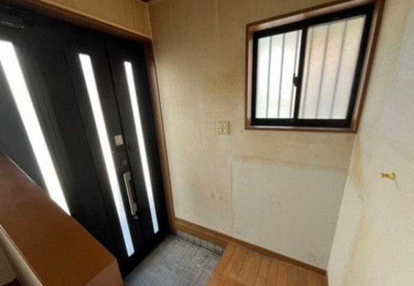 神戸市垂水区舞子台、中古一戸建ての玄関画像です