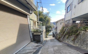 神戸市垂水区東垂水町、中古一戸建ての前面道路を含む現地写真画像です