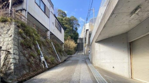 神戸市垂水区東垂水町、中古一戸建ての前面道路を含む現地写真画像です