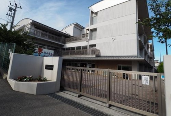 神戸市垂水区美山台、中古一戸建ての中学校画像です