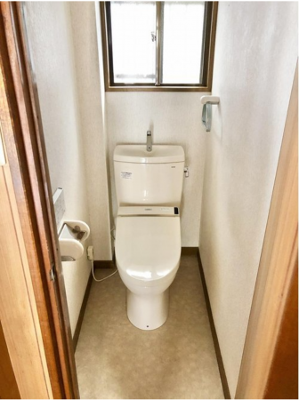 神戸市垂水区歌敷山、中古一戸建てのトイレ画像です